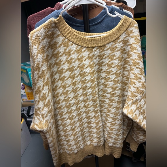 Ava & Viv Sweaters - Ava & Viv Tan and White Houndstooth Sweater